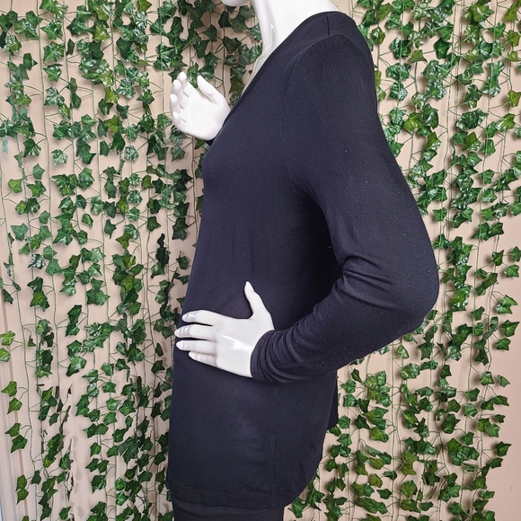 Tristan Women's Oversized Black White Stripes V-Neck Long Sleeves Top - Picture 3 of 13